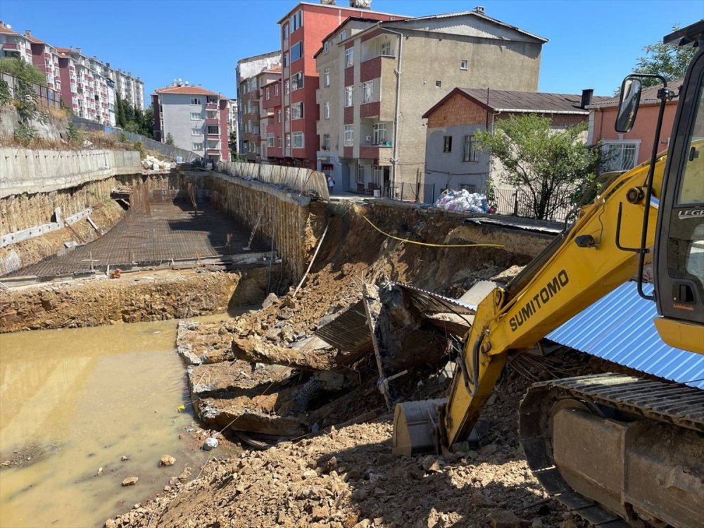 Sarıyer'de inşaat çalışması sırasında yolda çöktü