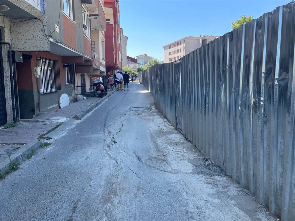 Sarıyer'de inşaat çalışması sırasında yolda çöktü