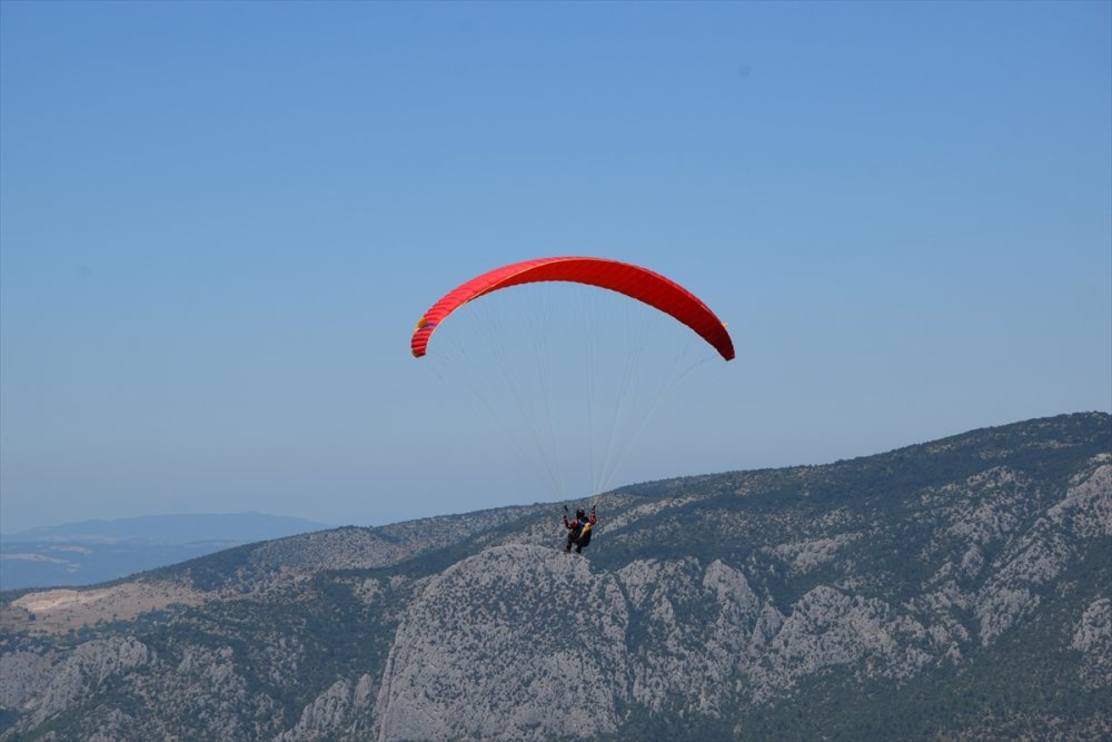 İstanbul'da başladılar, Bilecik semalarında süzülüyorlar