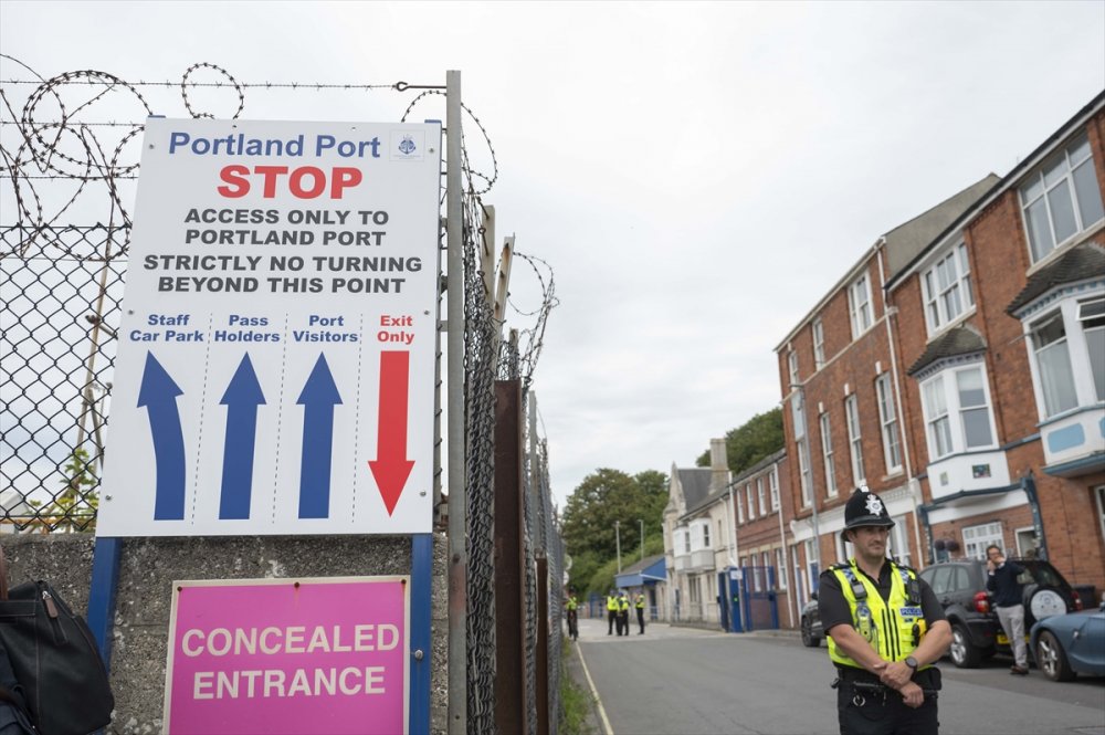 İngiltere'de sığınmacılara kalmaları için hazırlanan gemiye