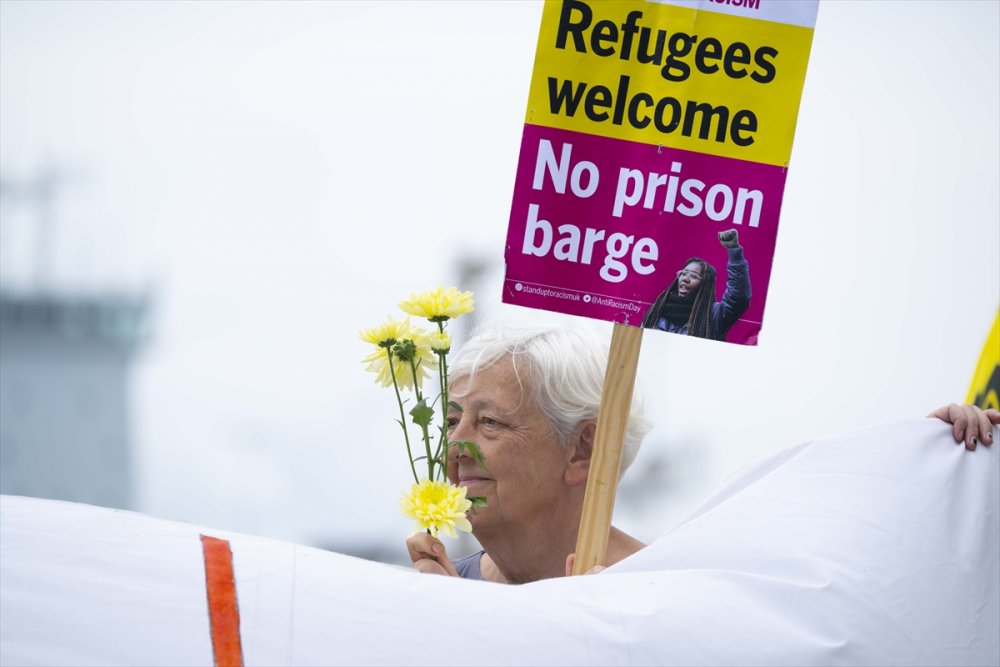 İngiltere'de sığınmacılara kalmaları için hazırlanan gemiye