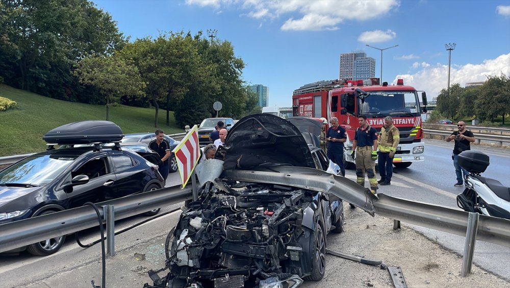 İstanbul'da bariyere çarpan araçtaki 1 kişi yaralandı
