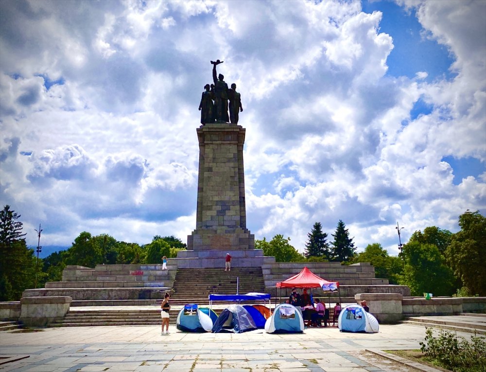 Kızıl Ordu anıtının kaldırılmasına karşı çıktılar