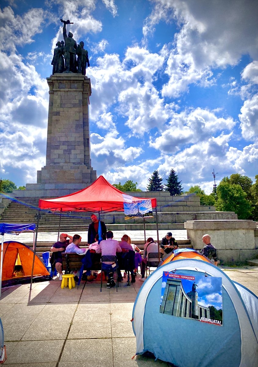 Kızıl Ordu anıtının kaldırılmasına karşı çıktılar