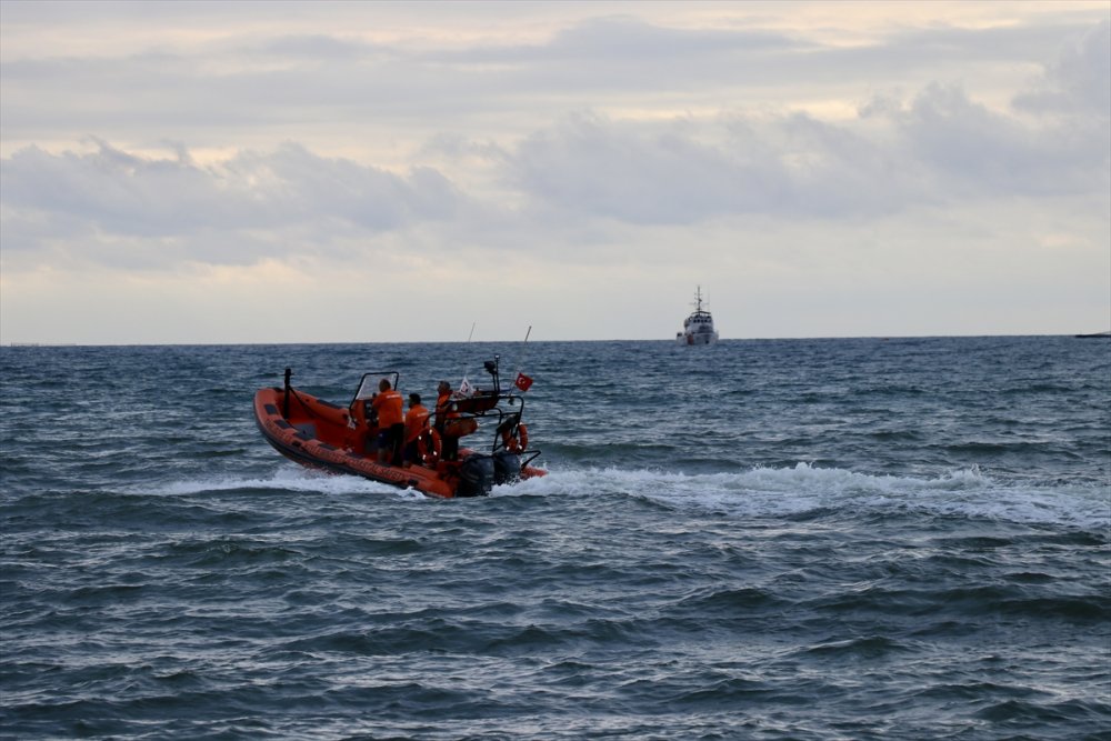 Trabzon'da denizde kaybolan genci arama çalışmaları sürüyor