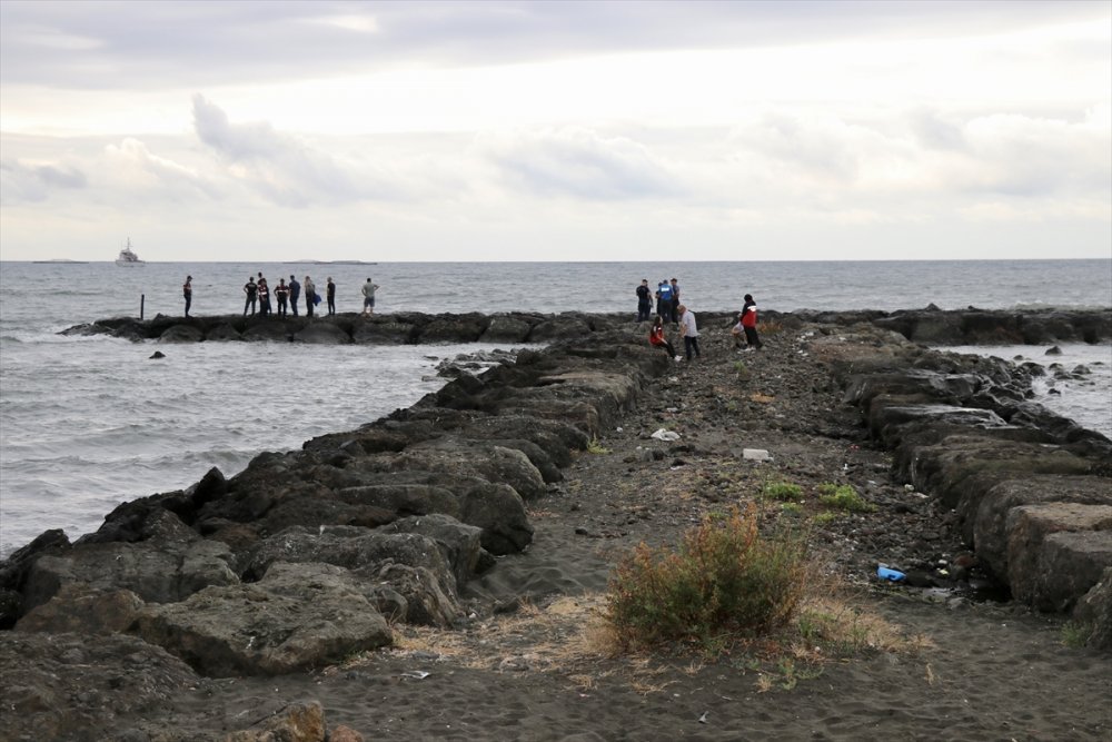 Trabzon'da denizde kaybolan genci arama çalışmaları sürüyor