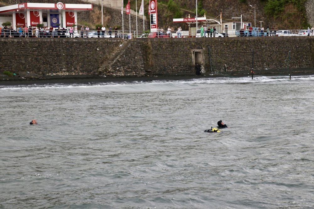Trabzon'da denizde kaybolan genci arama çalışmaları sürüyor