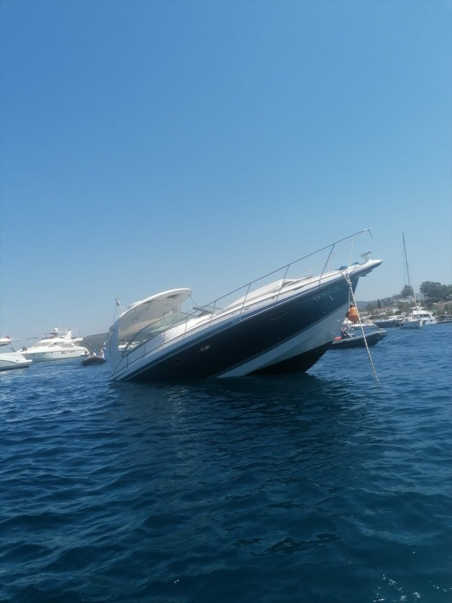 Bodrum'da bir yat kısmen battı