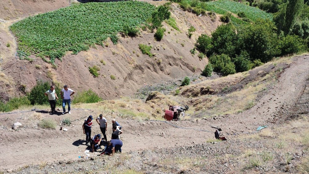 Adıyaman'da şarampole devrilen otomobildeki 4 kişi yaralandı