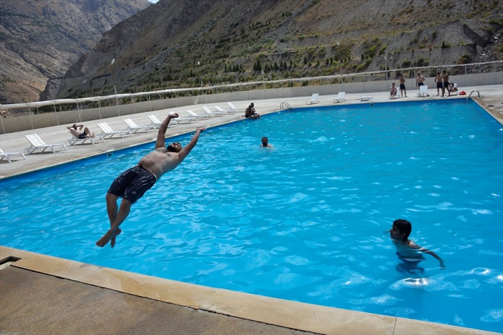 Hakkari'de sıcaktan bunalan vatandaşlar havuzda serinliyor