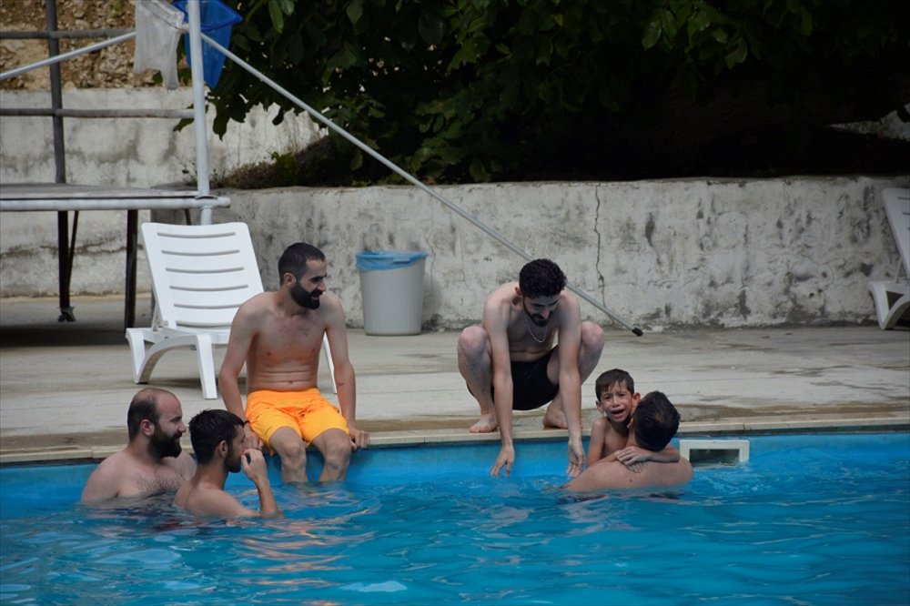 Hakkari'de sıcaktan bunalan vatandaşlar havuzda serinliyor