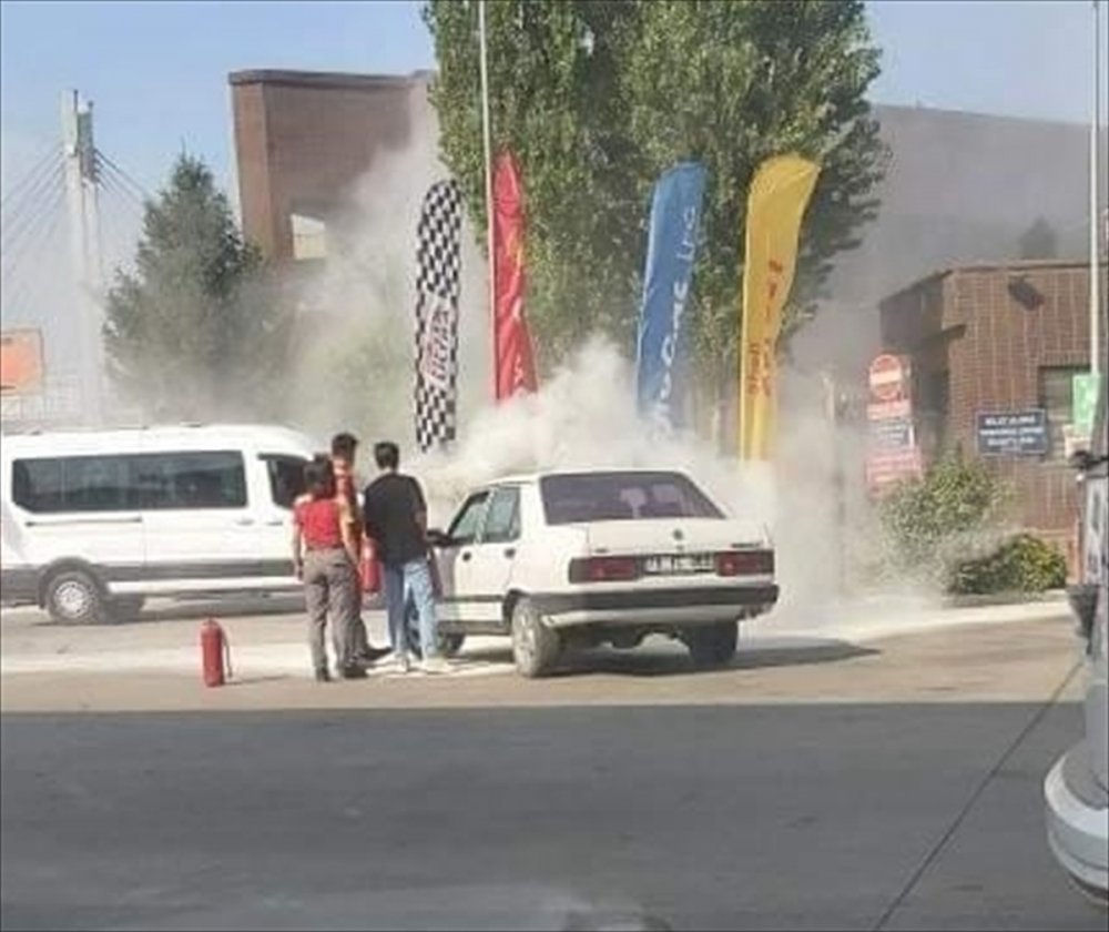 2 otomobil seyir halindeyken alev aldı