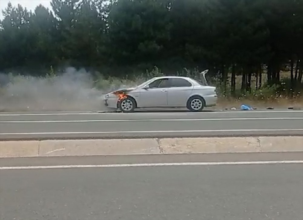 2 otomobil seyir halindeyken alev aldı