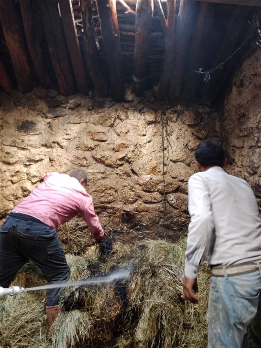 Erzurum'da çıkan yangında 3 ev, ahır ve kiler zarar gördü