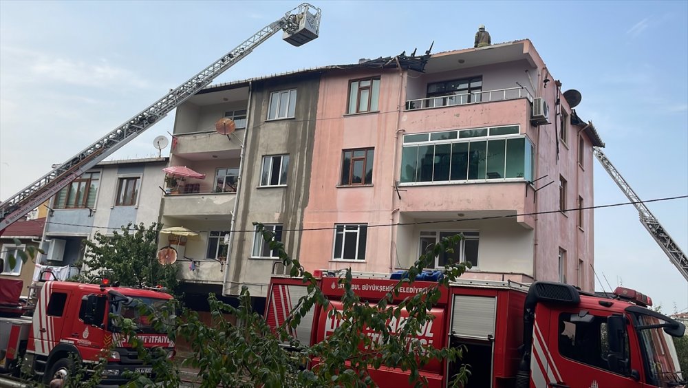 4 katlı binanın çatısında çıkan yangın söndürüldü