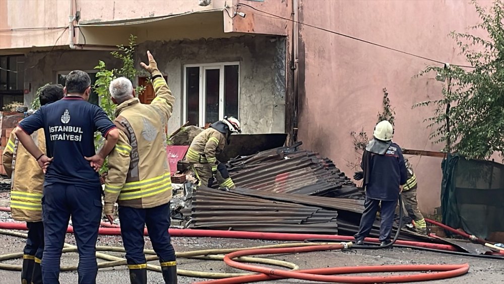 4 katlı binanın çatısında çıkan yangın söndürüldü