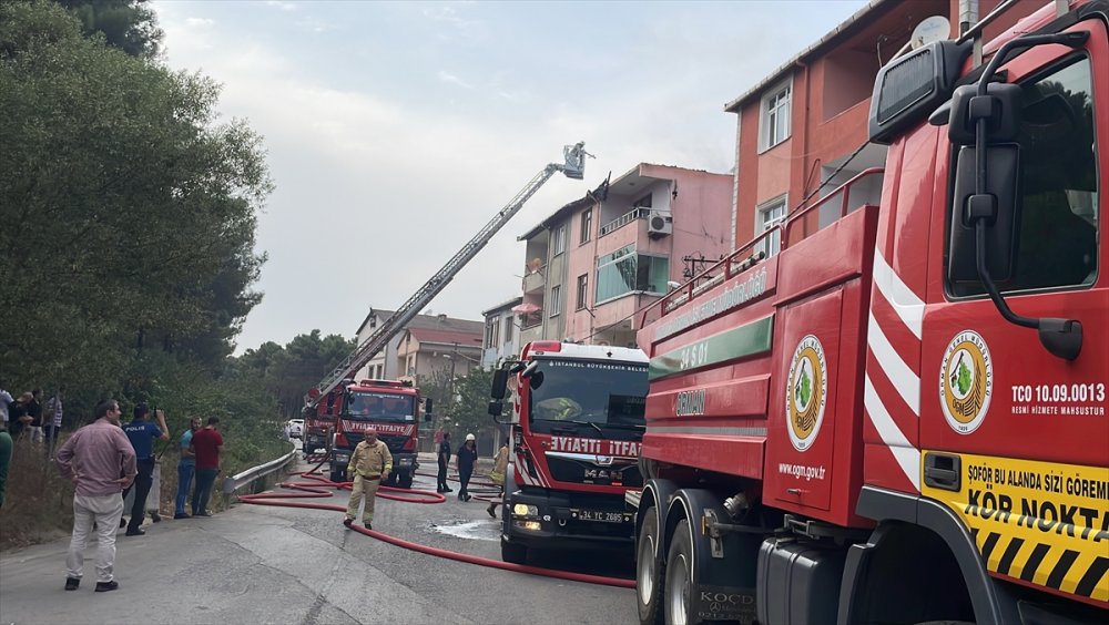 4 katlı binanın çatısında çıkan yangın söndürüldü