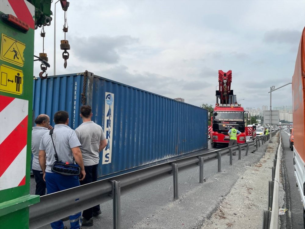 İstanbul TEM Otoyolu' Esenyurt’da devrilen tırın sürücüsü yaralandı