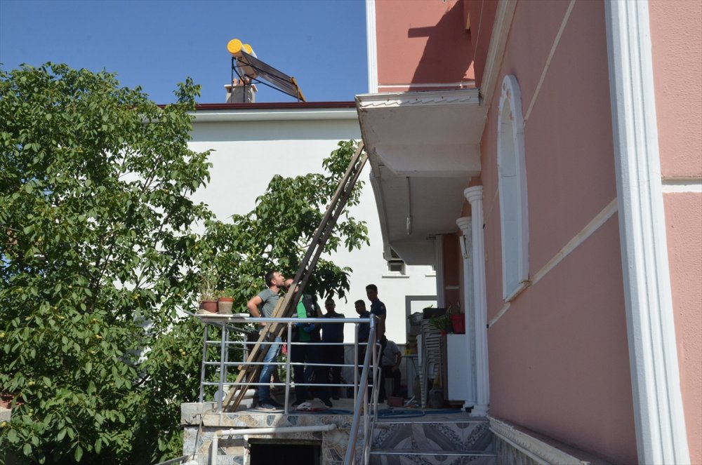 Çatıdan düşen işçi hastaneye kaldırıldı