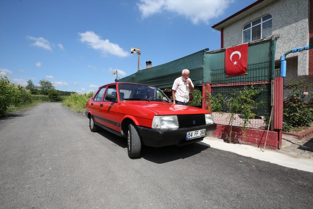 Emekli öğretmen 30 yıl önce aldığı arabasını özenle kullanıyor