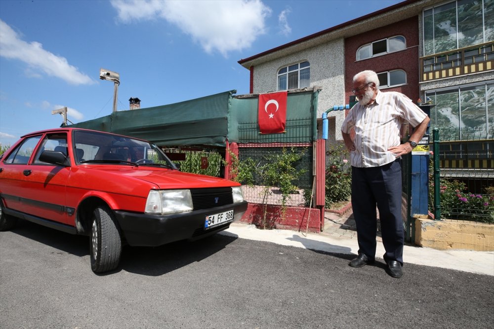 Emekli öğretmen 30 yıl önce aldığı arabasını özenle kullanıyor