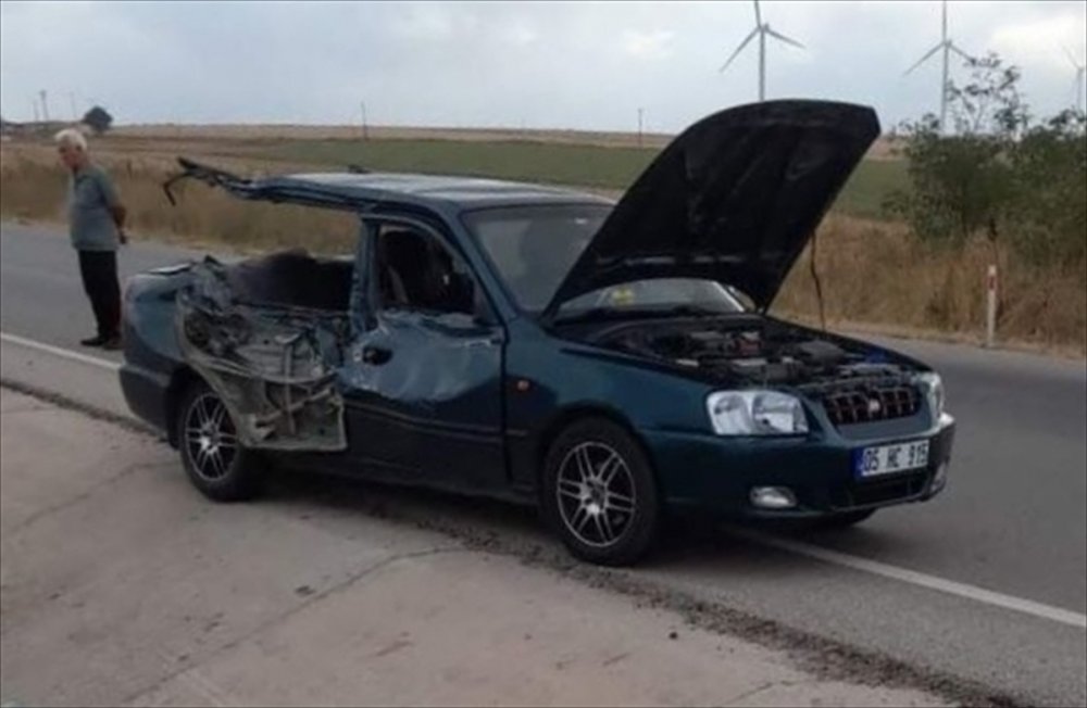 Bandırma'da tır ile otomobilin çarpıştığı kazada 3 kişi yaralandı