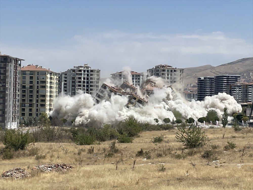 Malatya'da Depremden ağır hasarlı 2 bina patlayıcı yardımıyla yıkıldı