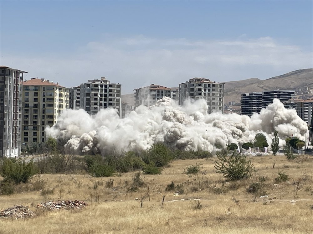 Malatya'da Depremden ağır hasarlı 2 bina patlayıcı yardımıyla yıkıldı