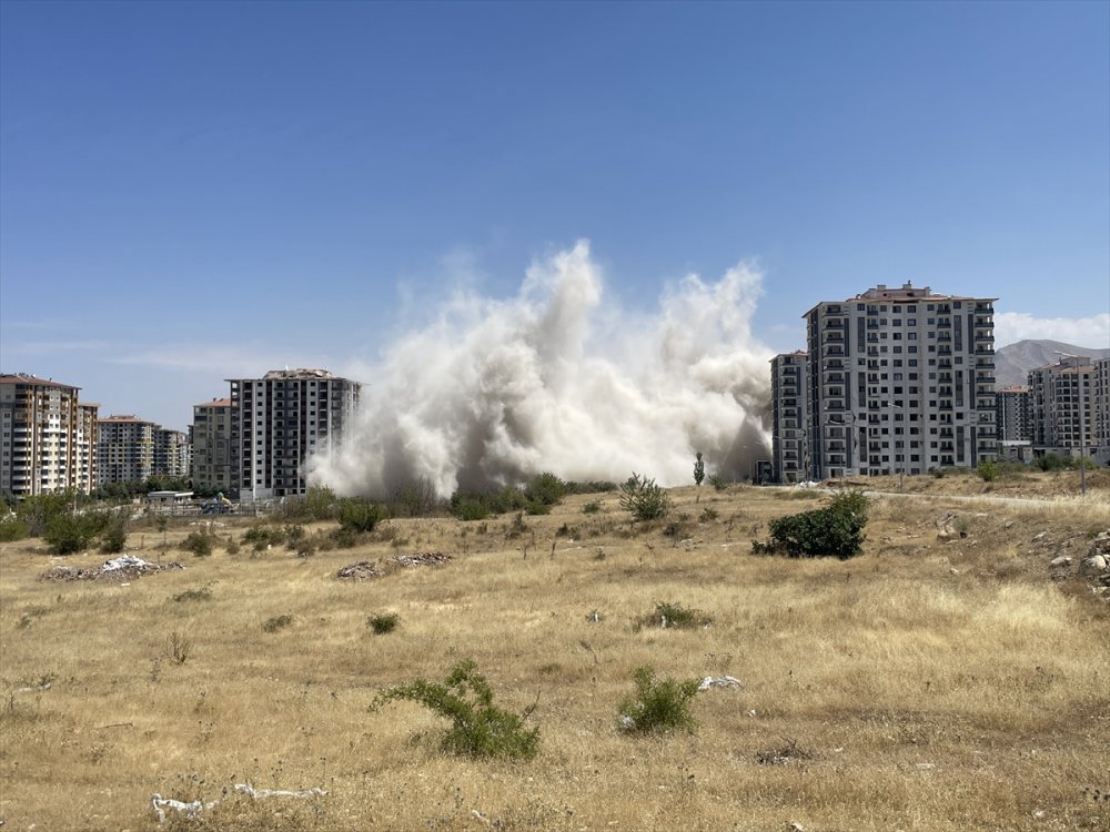 Malatya'da Depremden ağır hasarlı 2 bina patlayıcı yardımıyla yıkıldı
