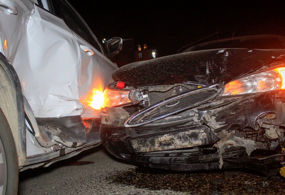 Uşak'ta iki otomobilin çarpıştığı kazada 3'ü çocuk 5 kişi yaralandı