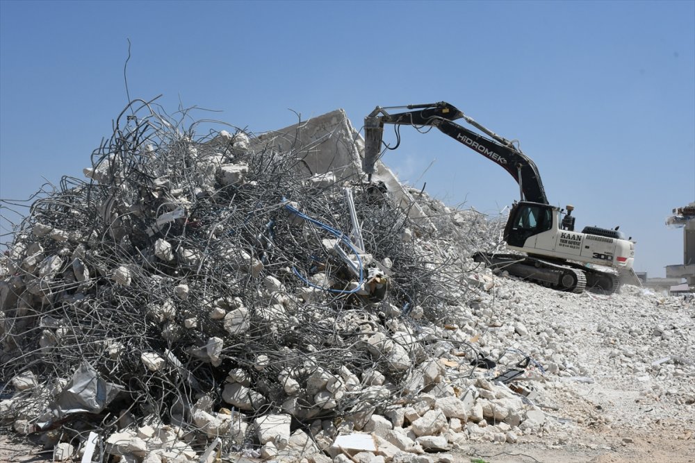 Hatay'da depremden etkilenen ağır hasarlı binaların yıkımı devam ediyor