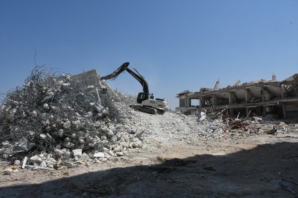 Hatay'da depremden etkilenen ağır hasarlı binaların yıkımı devam ediyor