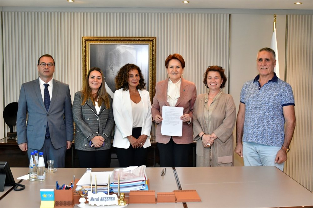 Meral Akşener, Kur'an'ı yakanları dava edenlerle görüştü