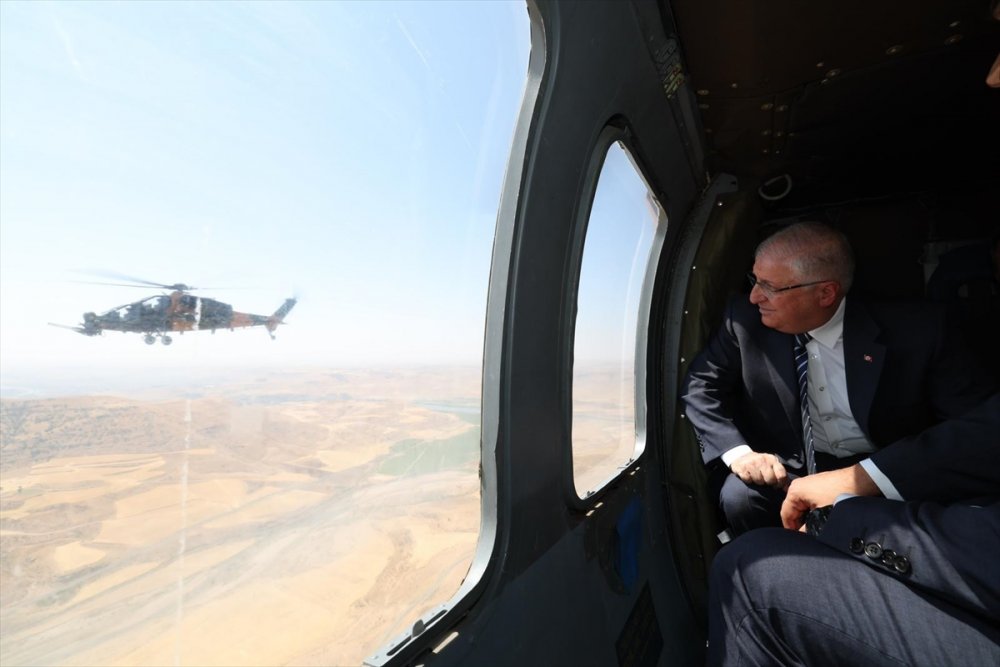 Milli Savunma Bakanı Türk askerini ziyaret etti