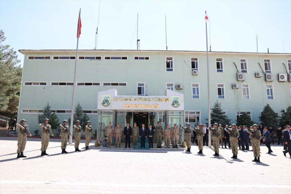 Milli Savunma Bakanı Türk askerini ziyaret etti