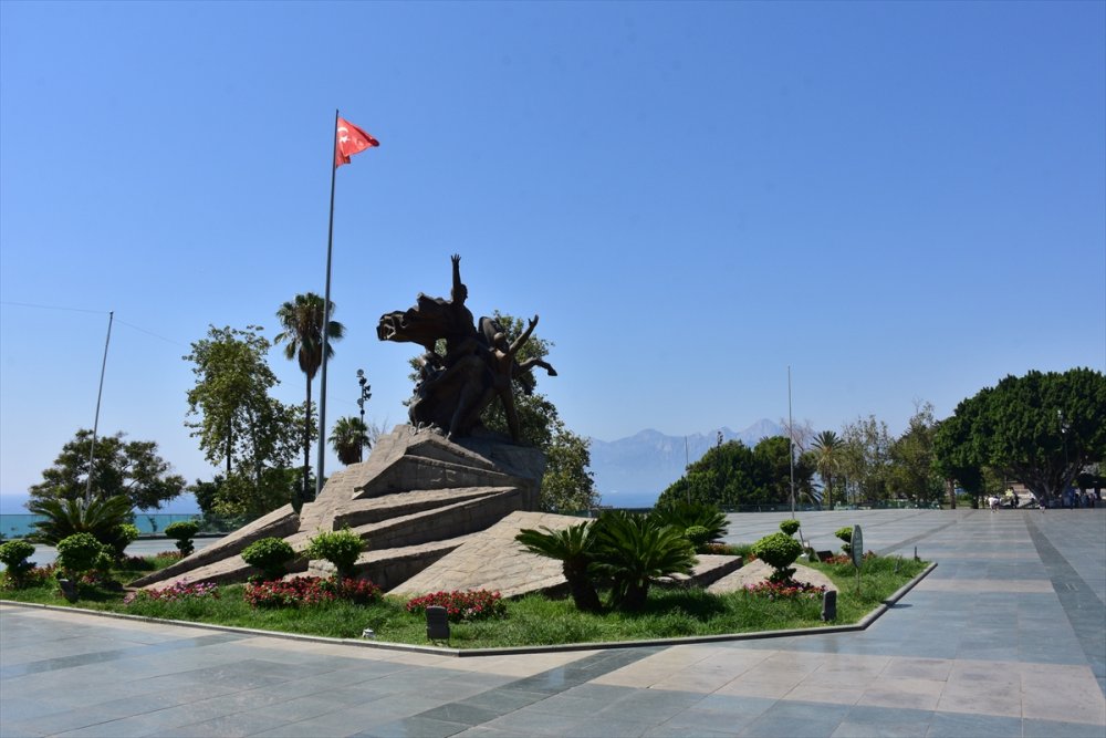 Havalar yanıyor, sokaklar bomboş