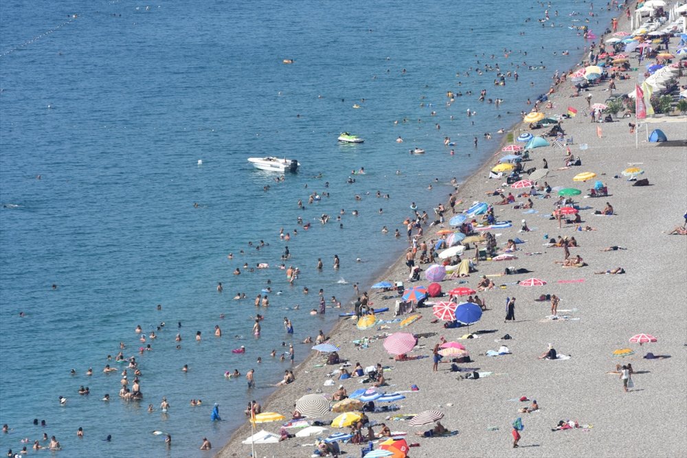 Havalar yanıyor, sokaklar bomboş