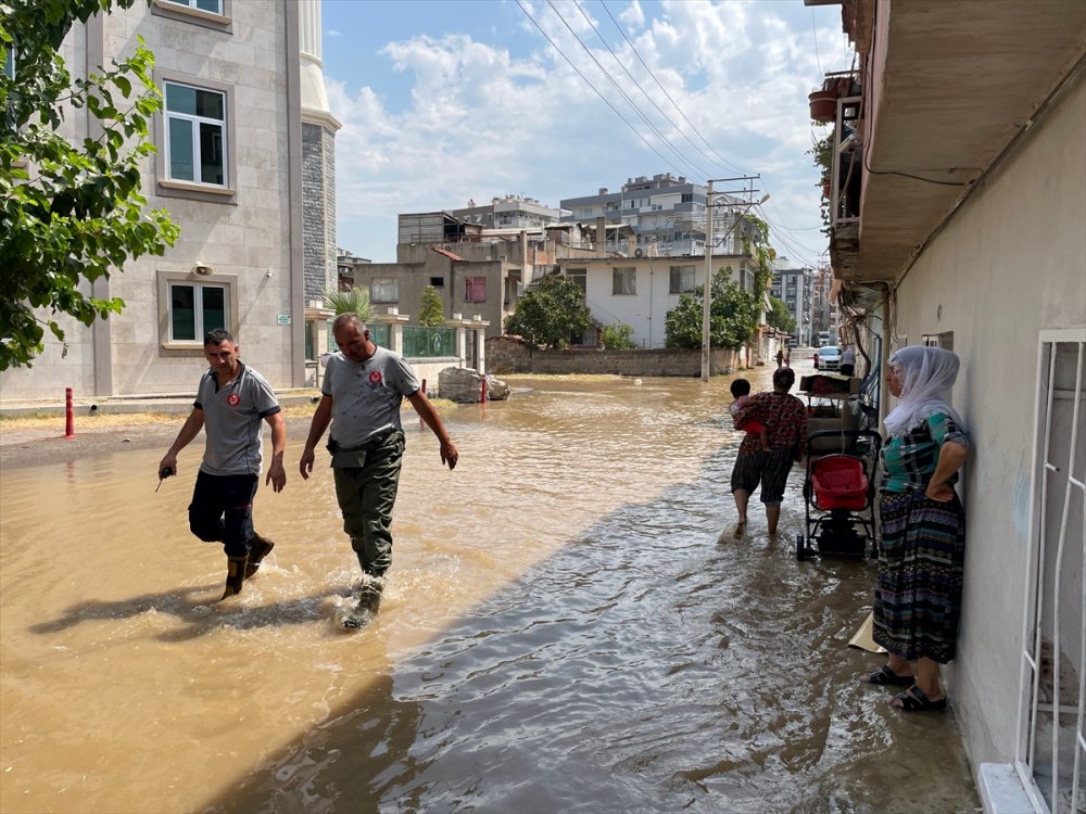 İzmir'de ev ve işyerlerini su bastı