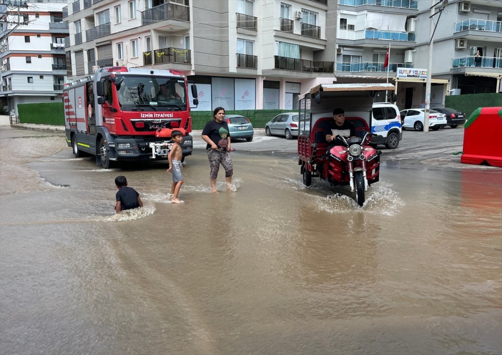 İzmir'de ev ve işyerlerini su bastı