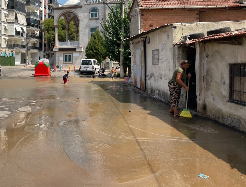 İzmir'de ev ve işyerlerini su bastı