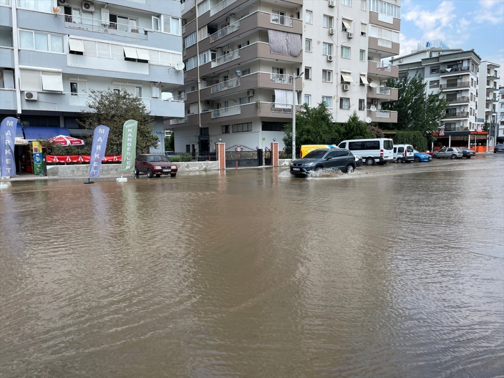 İzmir'de ev ve işyerlerini su bastı