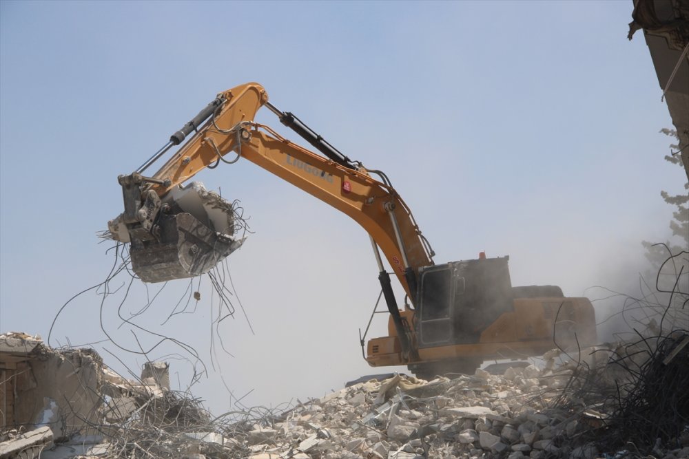 Depremlerden etkilenen Hatay'da ağır hasarlı binaların yıkımı sürüyor