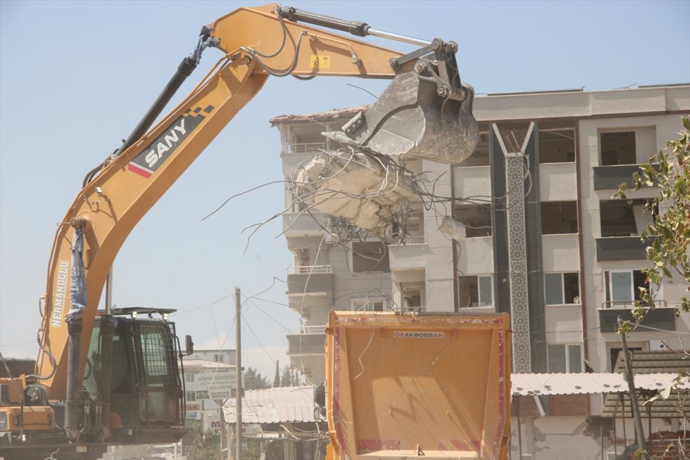 Depremlerden etkilenen Hatay'da ağır hasarlı binaların yıkımı sürüyor