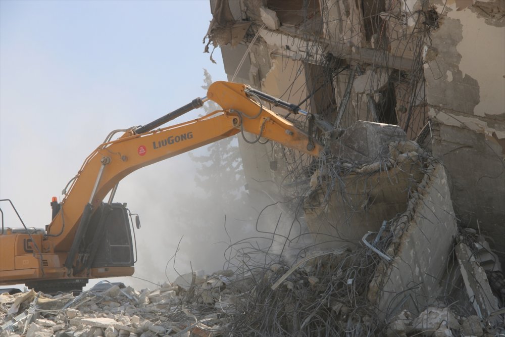 Depremlerden etkilenen Hatay'da ağır hasarlı binaların yıkımı sürüyor