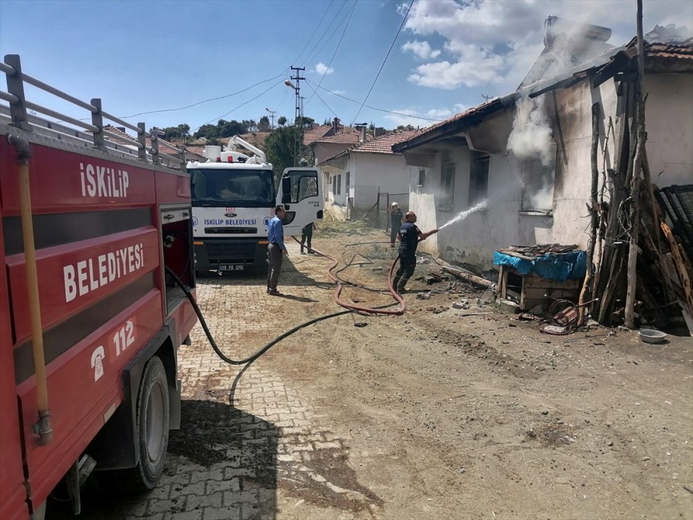 Evde tüp patladı, bina hasar aldı