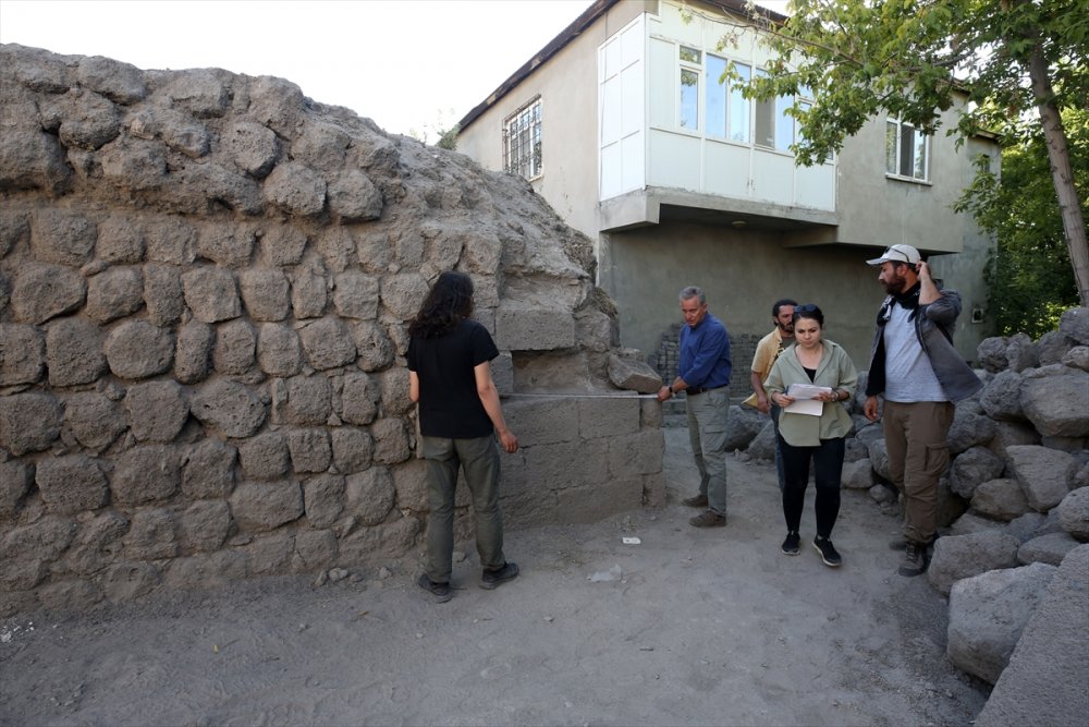 Malazgirt'teki kazı çalışmalarında çevresi toprakla kaplı han ortaya çıkarıldı