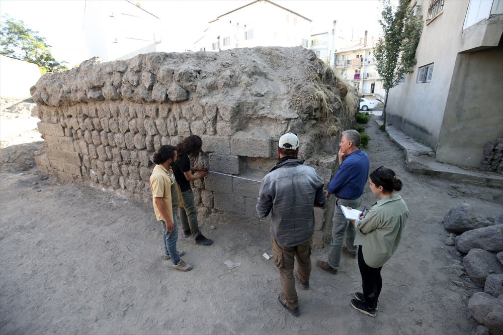 Malazgirt'teki kazı çalışmalarında çevresi toprakla kaplı han ortaya çıkarıldı
