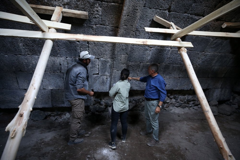 Malazgirt'teki kazı çalışmalarında çevresi toprakla kaplı han ortaya çıkarıldı