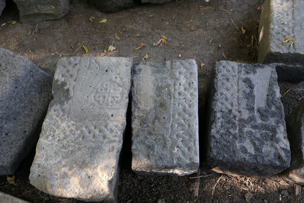 Malazgirt'teki kazı çalışmalarında çevresi toprakla kaplı han ortaya çıkarıldı