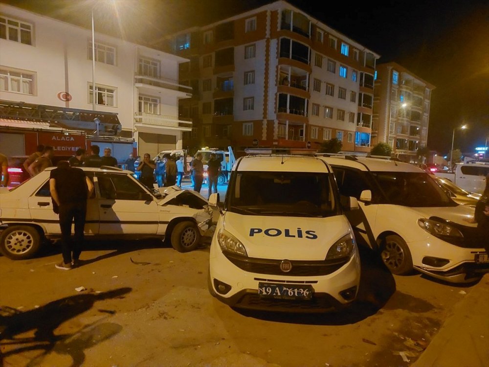 Çorum'da otomobil park halindeki polis aracına çarptı, 1'i polis 3 kişi yaralandı